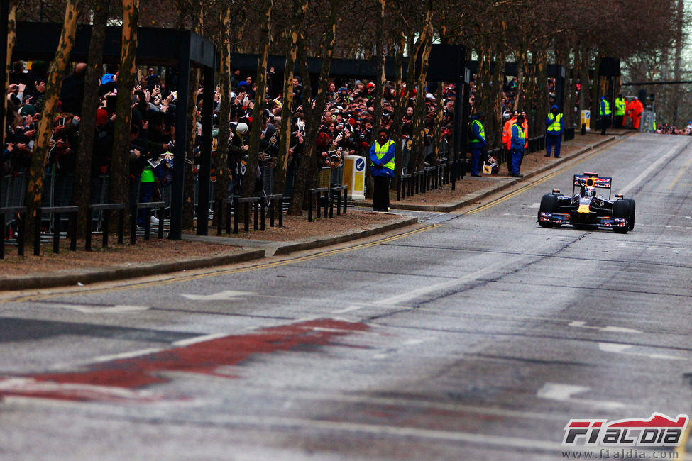 Sebastian Vettel encara la recta con el RB5