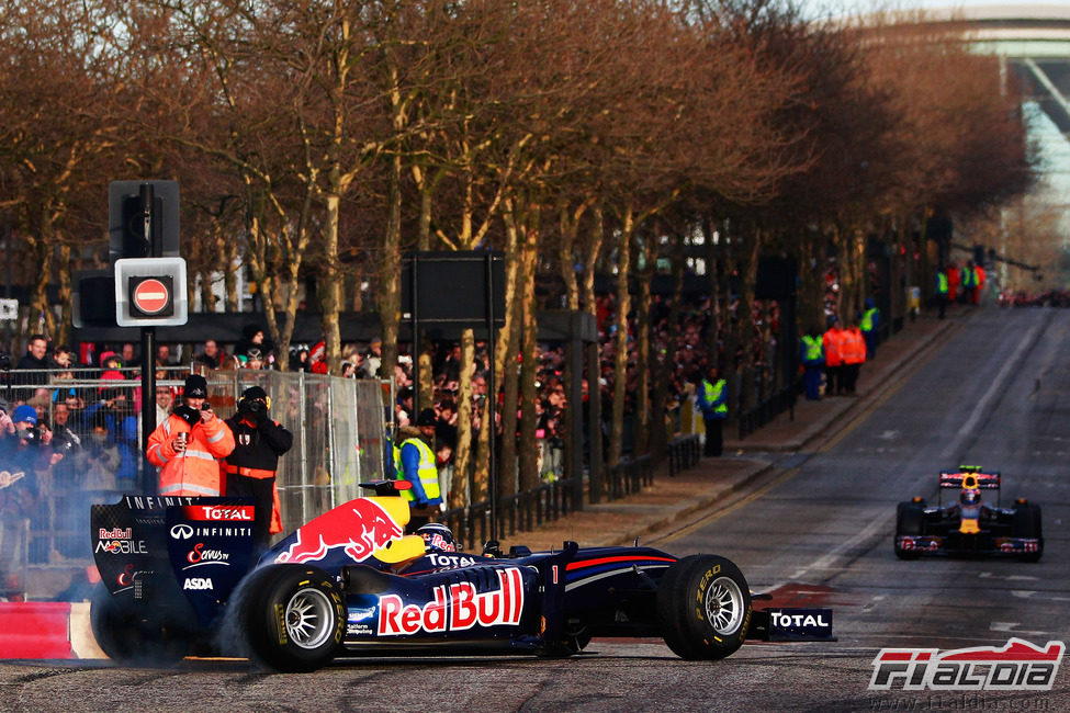 Salen a pista los dos Red Bull en Milton Keynes