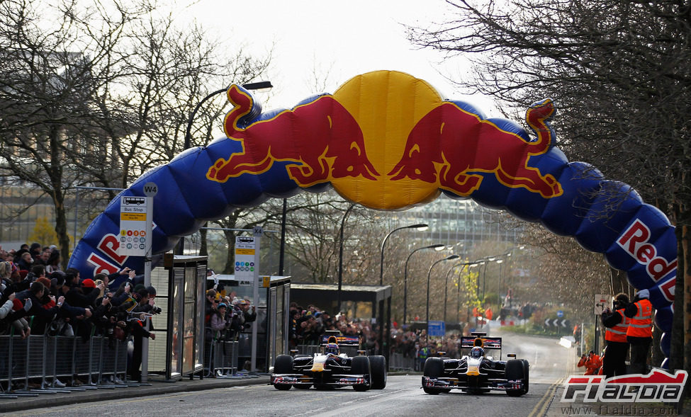 Webber y Vettel cruzan la "meta" en Milton Keynes