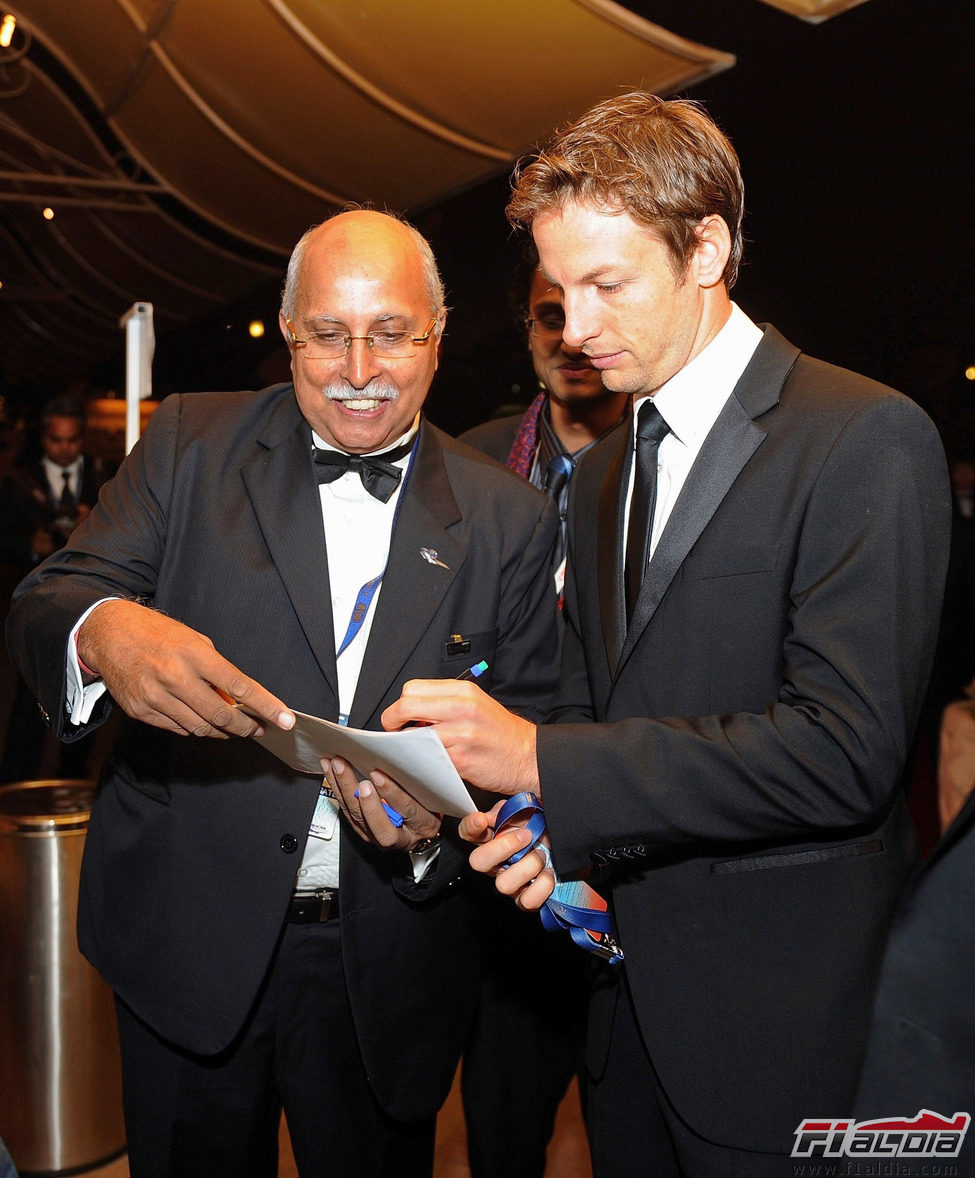 Jenson Button firma autógrafos a la entrada de la Gala de la FIA 2011