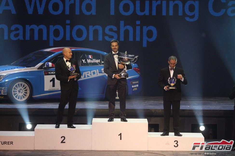 El podio del WTCC 2011 en la Gala de la FIA