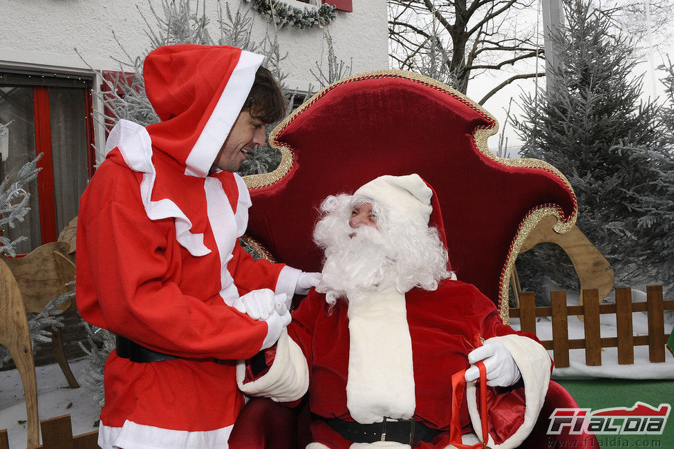 Fernando Alonso saluda a Papá Noel