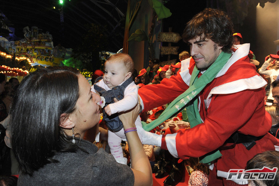 Fernando Alonso se acercó a los niños en Maranello