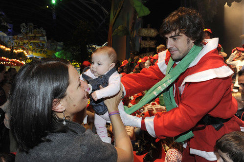 Fernando Alonso se acercó a los niños en Maranello