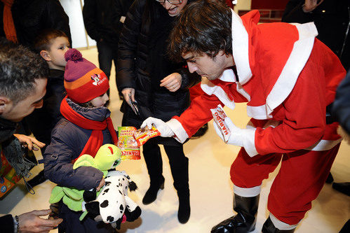 Alonso regala golosinas a los niños de Maranello