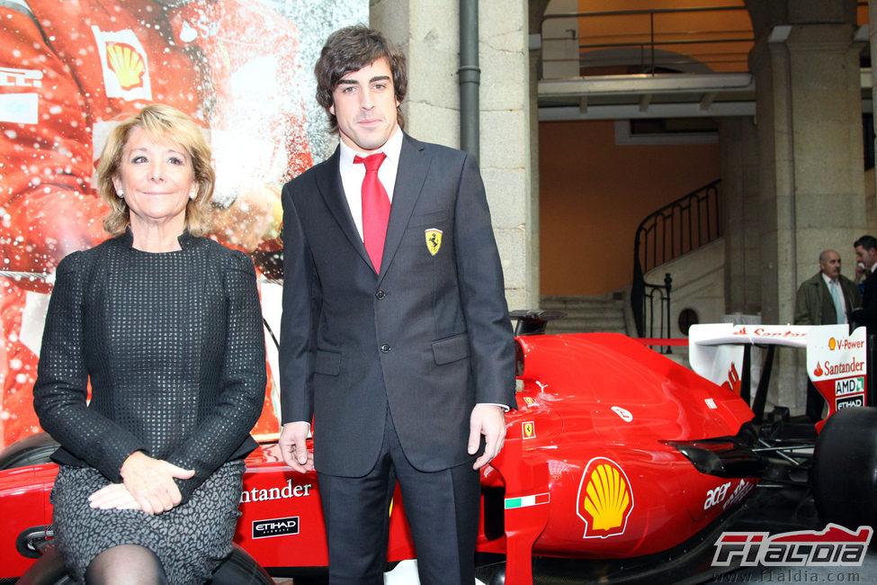 Esperanza Aguirre y Fernando Alonso junto a una réplica del 150º Italia