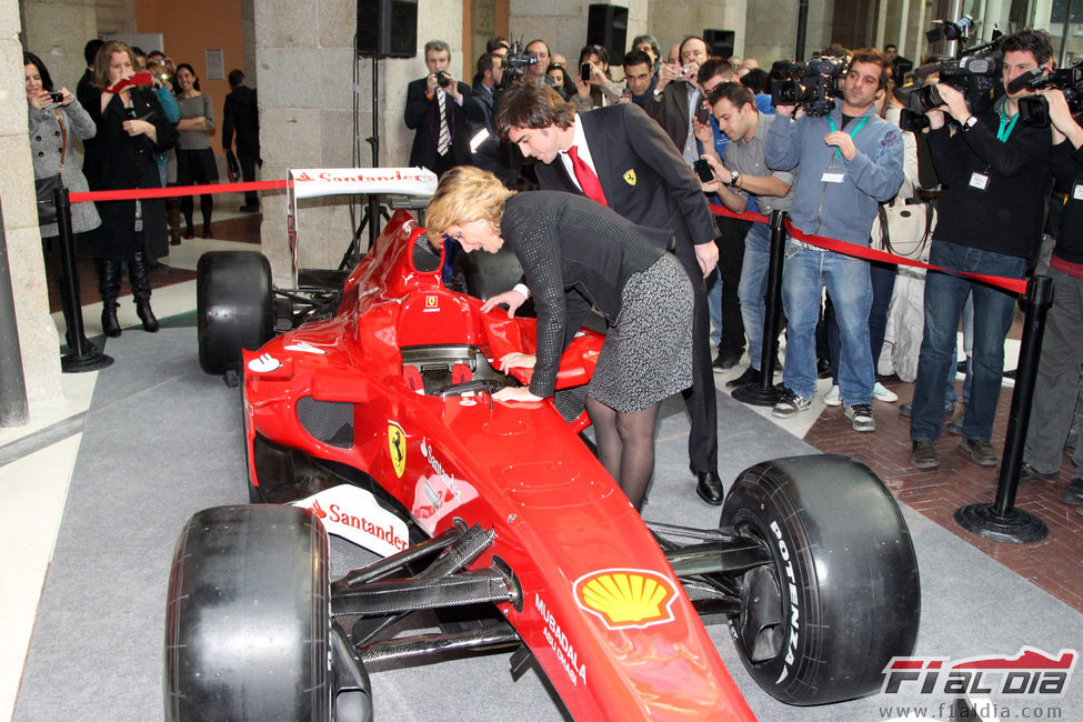 Fernando Alonso enseña el monoplaza a Esperanza Aguirre