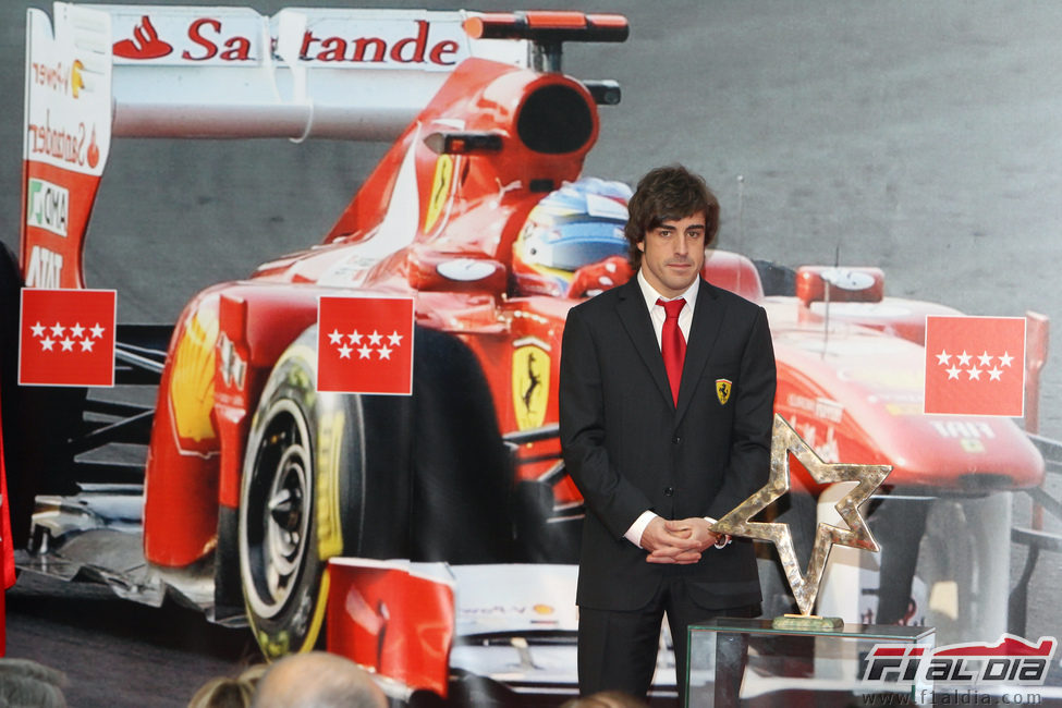 Fernando Alonso recibe el premio otorgado por la Comunidad de Madrid