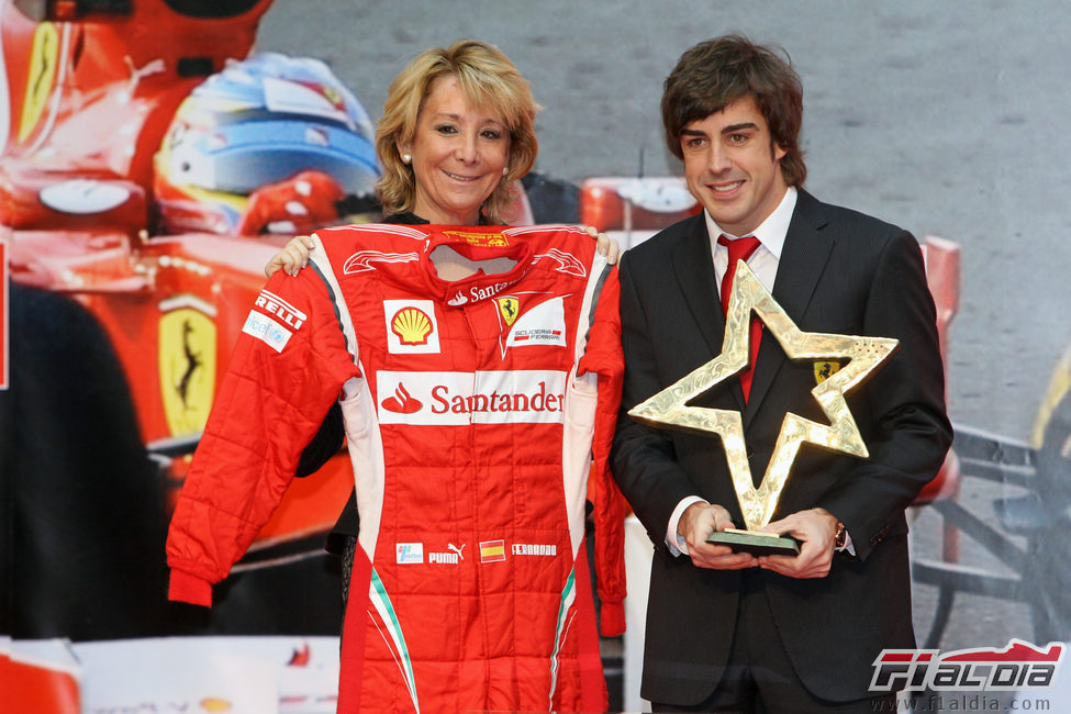 Aguirre con el mono de Ferrari y Alonso con su premio