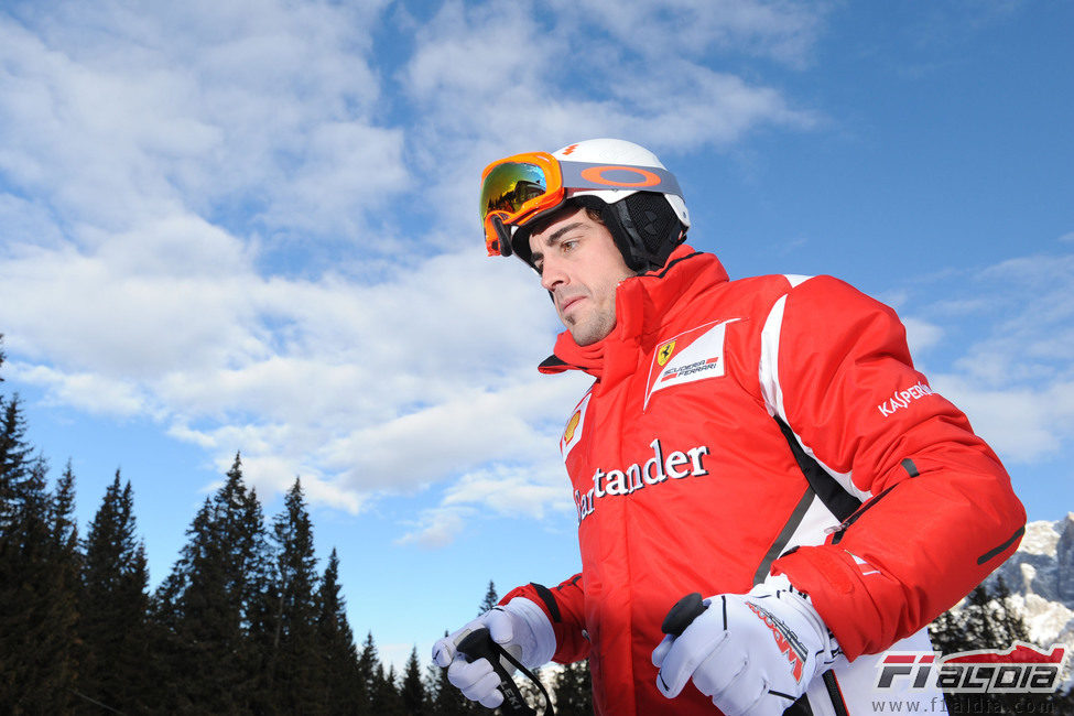 Fernando Alonso bien abrigado en el 'Wrooom 2012'