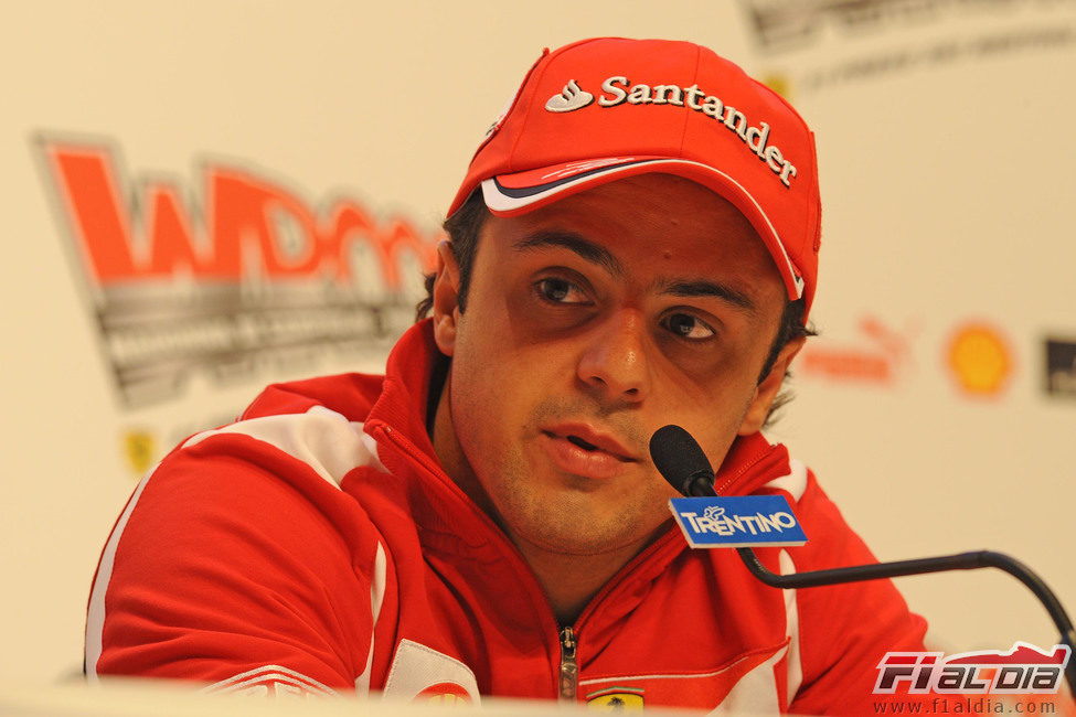 Felipe Massa atiende a la prensa en el 'Wrooom 2012'