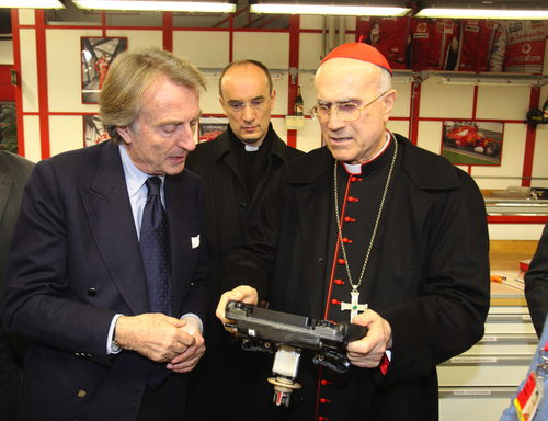 Luca di Montezemolo y Su Eminencia el Cardenal Bertone en Maranello