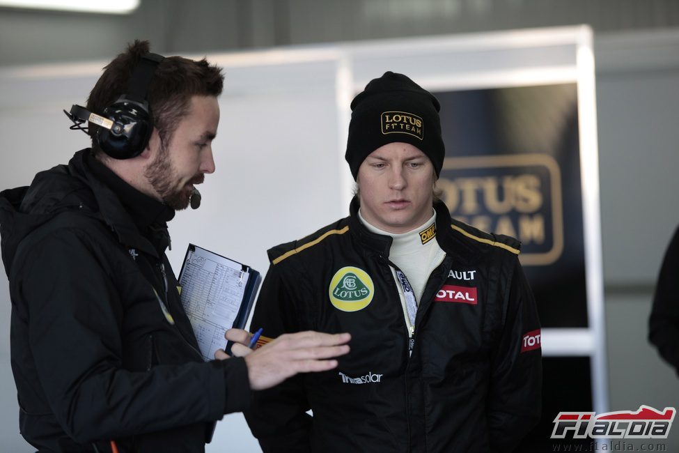 Räikkönen escucha a su ingeniero de Lotus