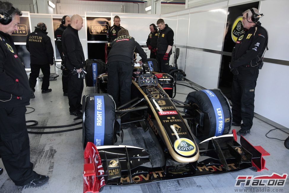 Kimi Räikkönen se sube en el Lotus R30 en Cheste