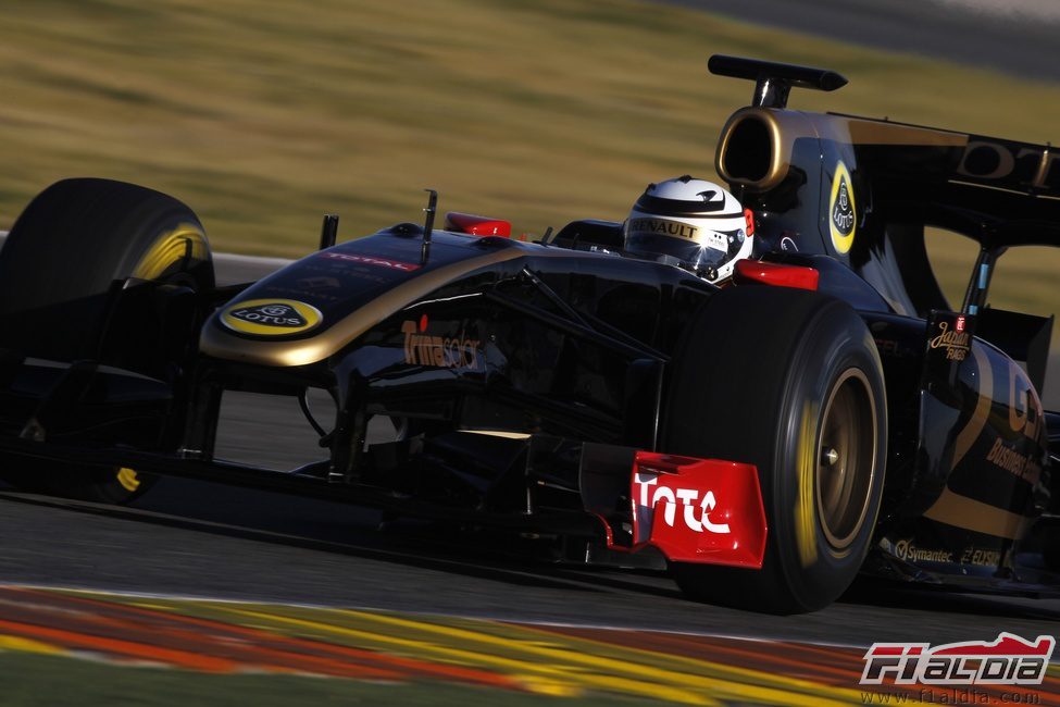 Kimi Räikkönen en el R30 de Lotus en Valencia