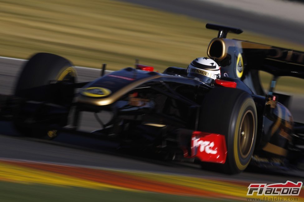 Kimi rueda con el R30 en Valencia