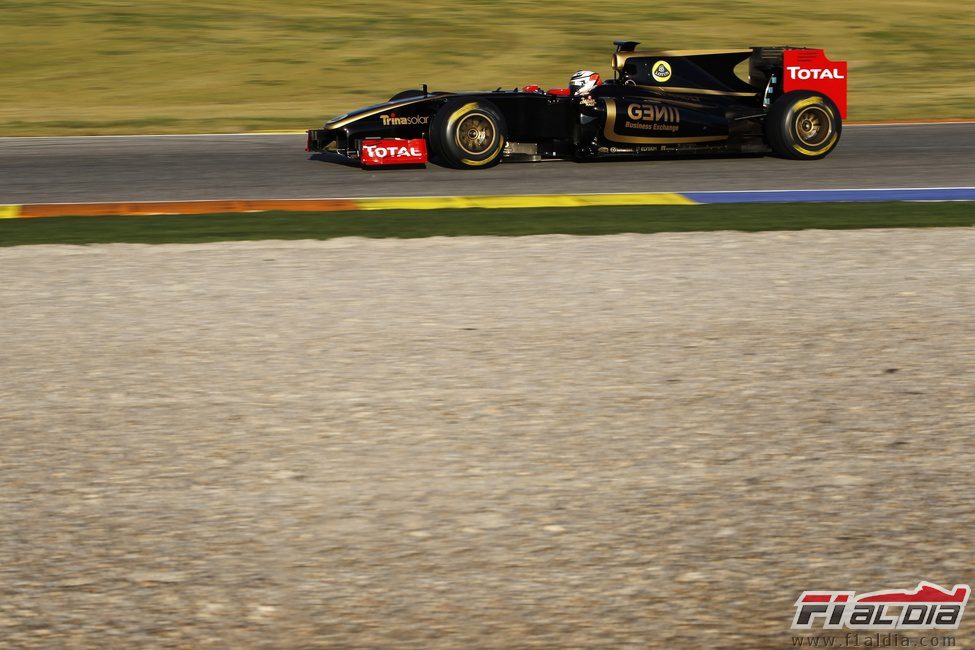 Kimi Räikkönen en pista con el Lotus R30