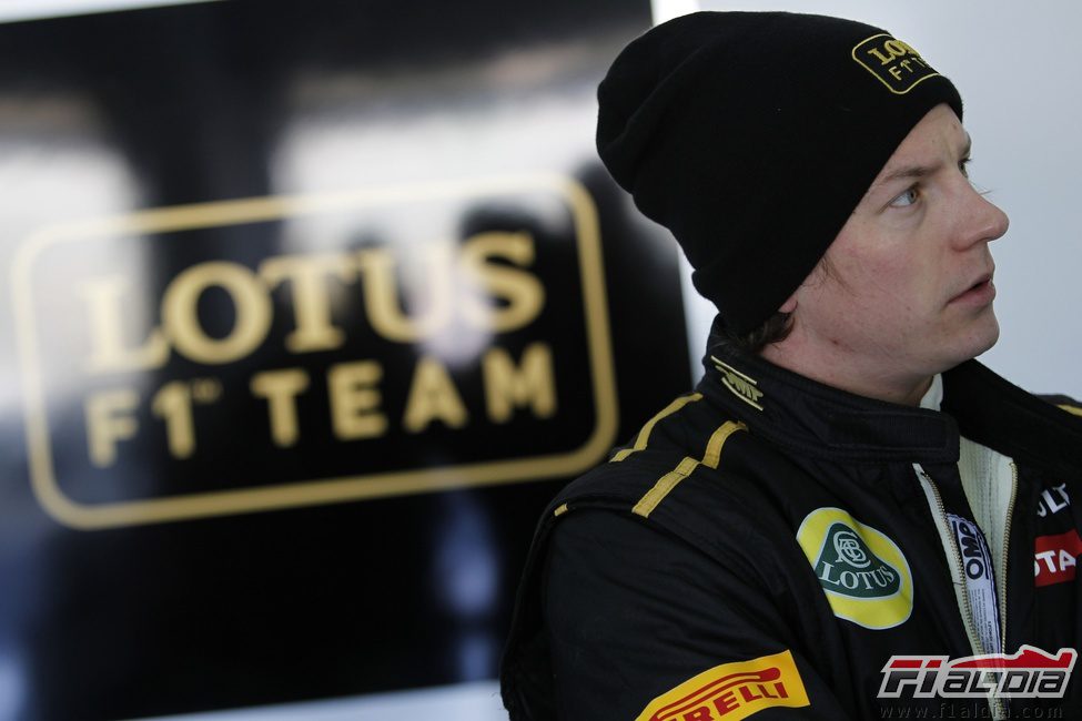 Räikkönen en el box del Lotus F1 Team