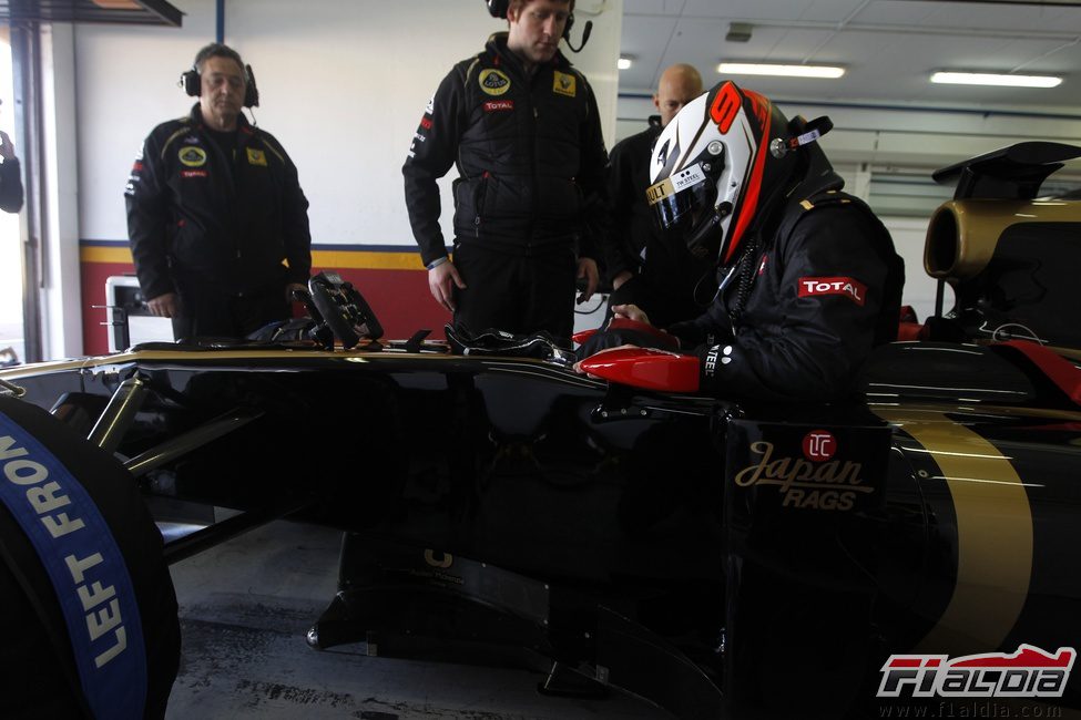 Kimi se sienta en el Lotus R30