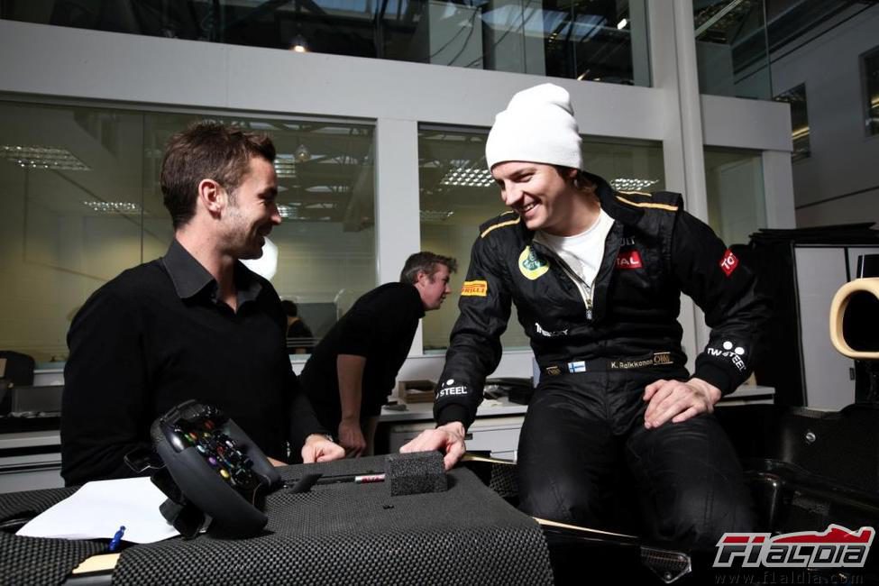 Räikkönen muy sonriente en la fábrica de Lotus