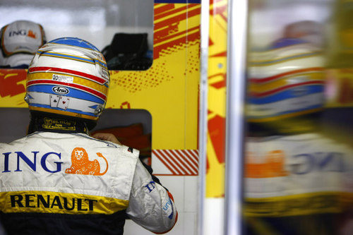 Alonso se ajusta el casco