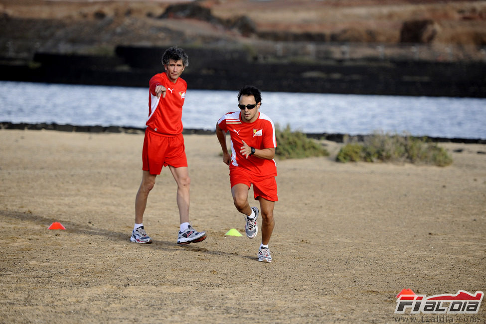 Felipe Massa corre en la playa en Lanzarote