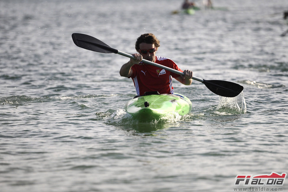 Fernando Alonso rema en las aguas de Lanzarote