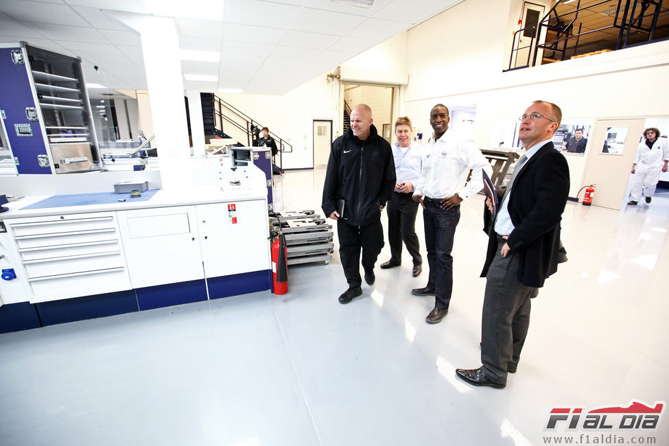 Michael Johnson conoce las instalaciones de Williams F1