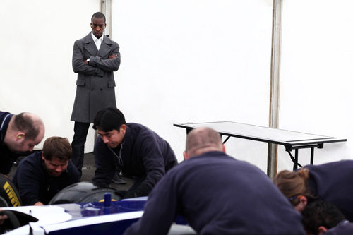 Michael Johnson observa como trabajan los mecánicos de Williams F1