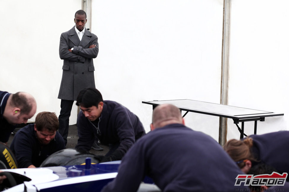 Michael Johnson observa como trabajan los mecánicos de Williams F1