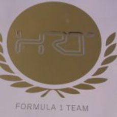 Logo dorado de HRT para 2012