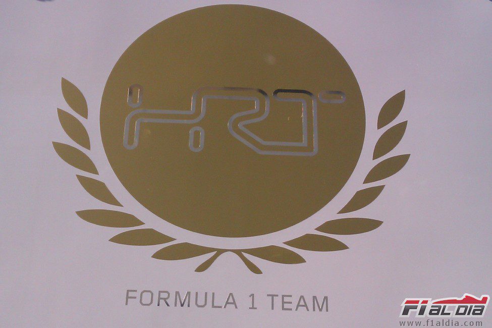 Logo dorado de HRT para 2012