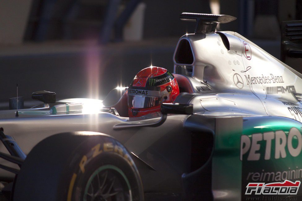 El sol reflejado en el Mercedes de Michael Schumacher