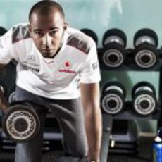 Lewis Hamilton entrena con las pesas