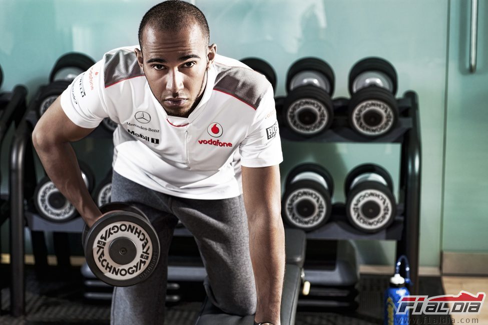 Lewis Hamilton entrena con las pesas