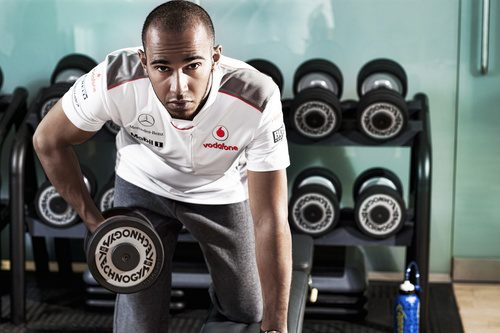 Lewis Hamilton entrena con las pesas