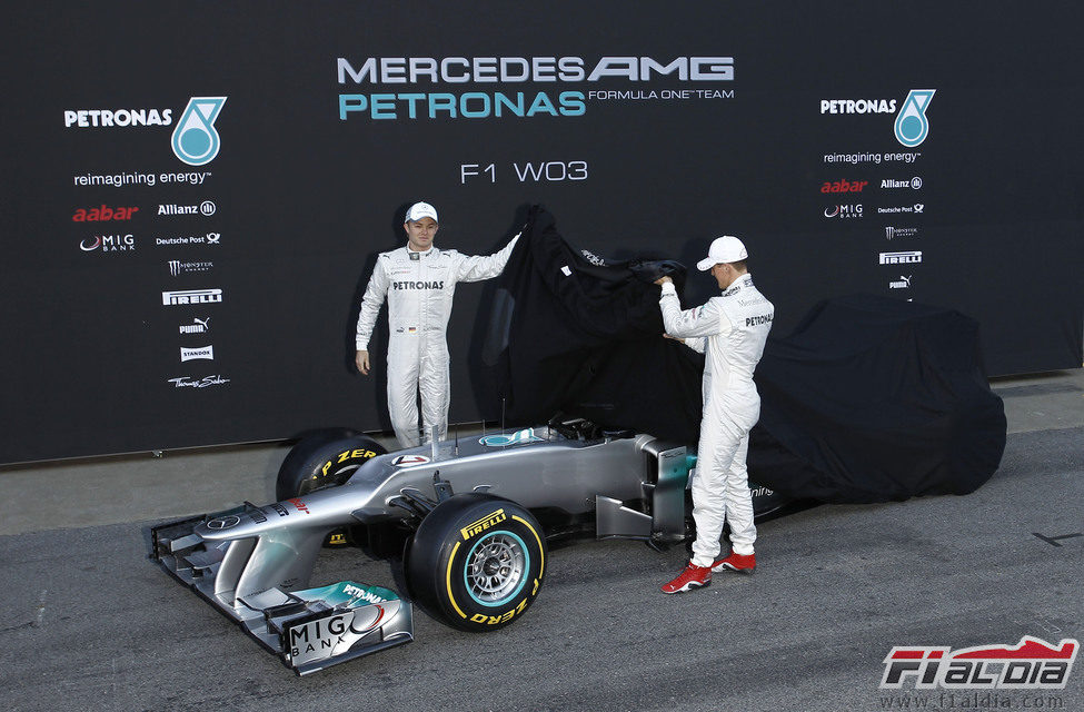 Rosberg y Schumacher desvelan el nuevo Mercedes W03