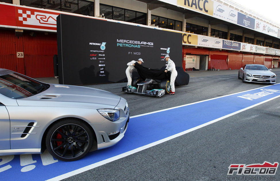 El Mercedes W03 rodeado de dos SLS