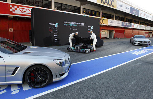 El Mercedes W03 rodeado de dos SLS