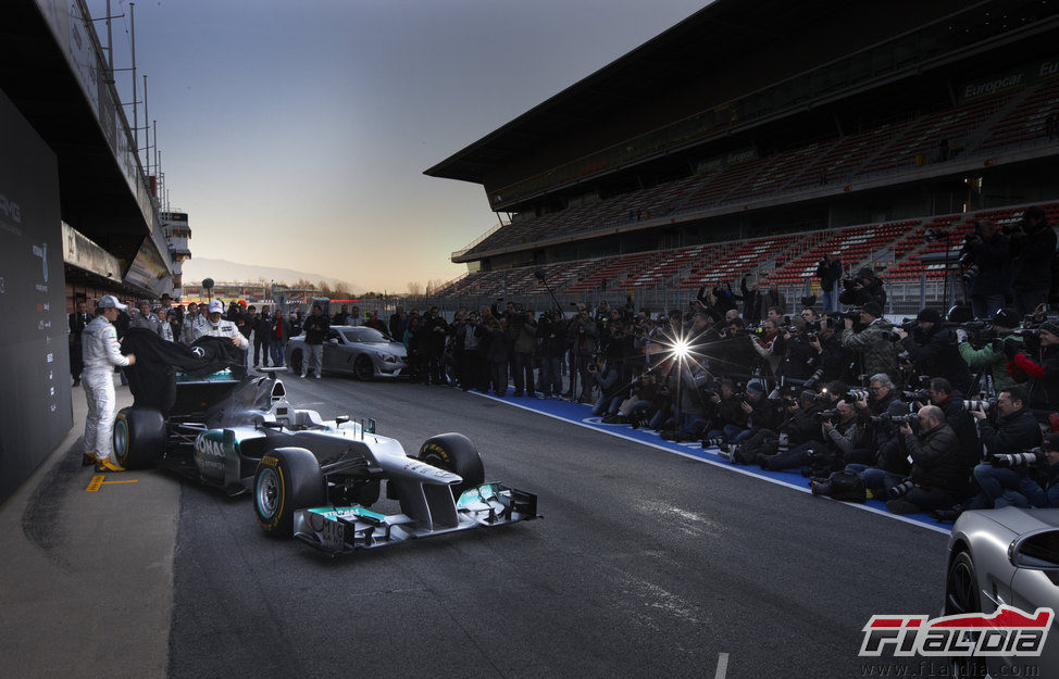 La prensa rodea al Mercedes W03