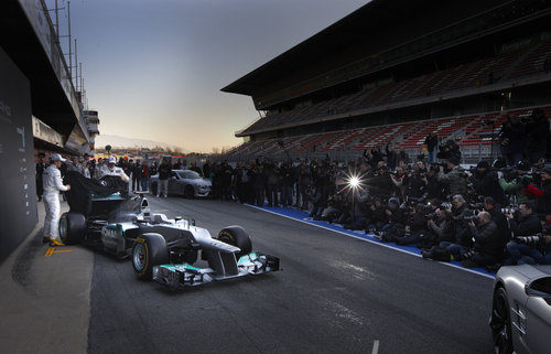 La prensa rodea al Mercedes W03