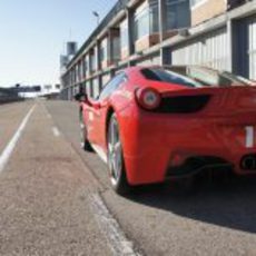 Ferrari 458 Italia en el 'pit lane' del Jarama