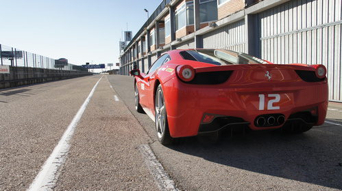 Ferrari 458 Italia en el 'pit lane' del Jarama