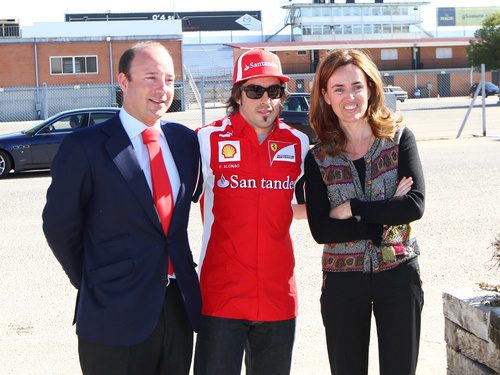 Fernando Alonso llega al acto en el Jarama