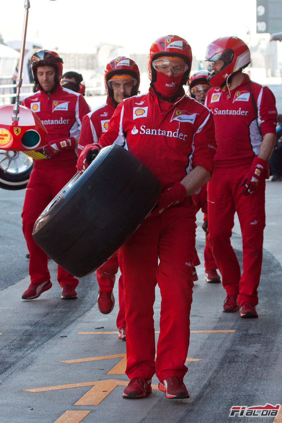 Mecánico de Ferrari cargando con una Pirelli