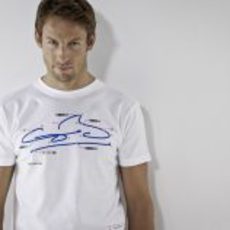 Jenson Button con una de las nuevas camisetas del equipo