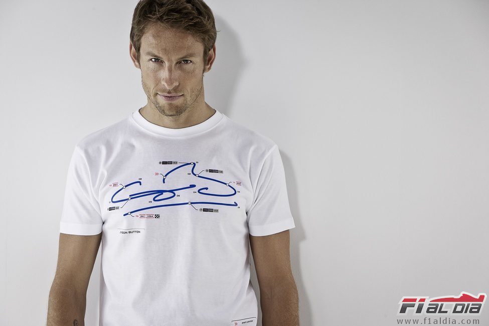 Jenson Button con una de las nuevas camisetas del equipo