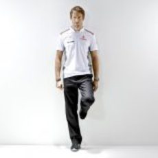 Jenson Button luce la ropa oficial del equipo McLaren