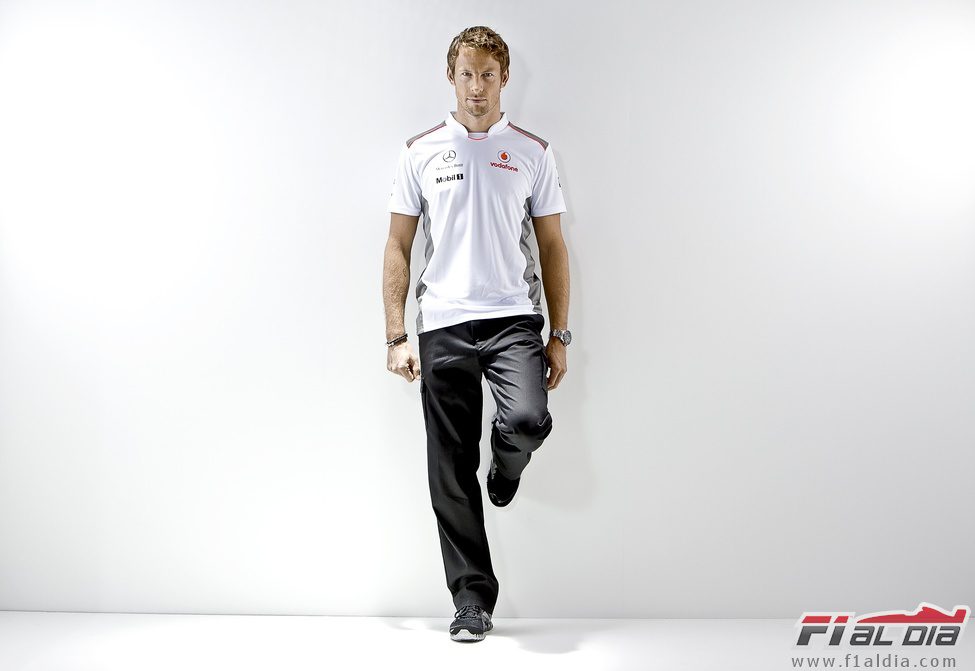 Jenson Button luce la ropa oficial del equipo McLaren