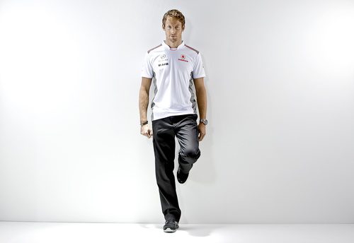 Jenson Button luce la ropa oficial del equipo McLaren